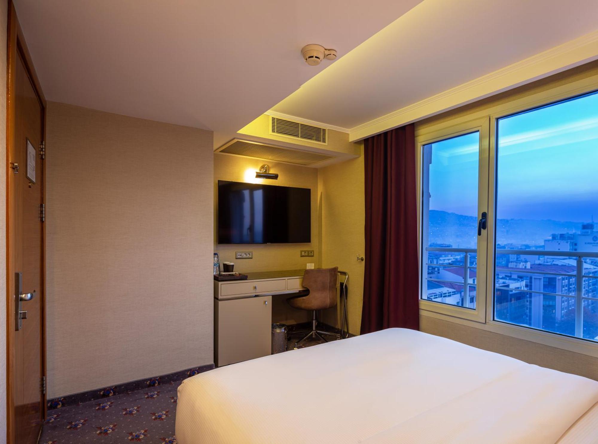Doubletree By Hilton Izmir - Alsancak Hotell Eksteriør bilde