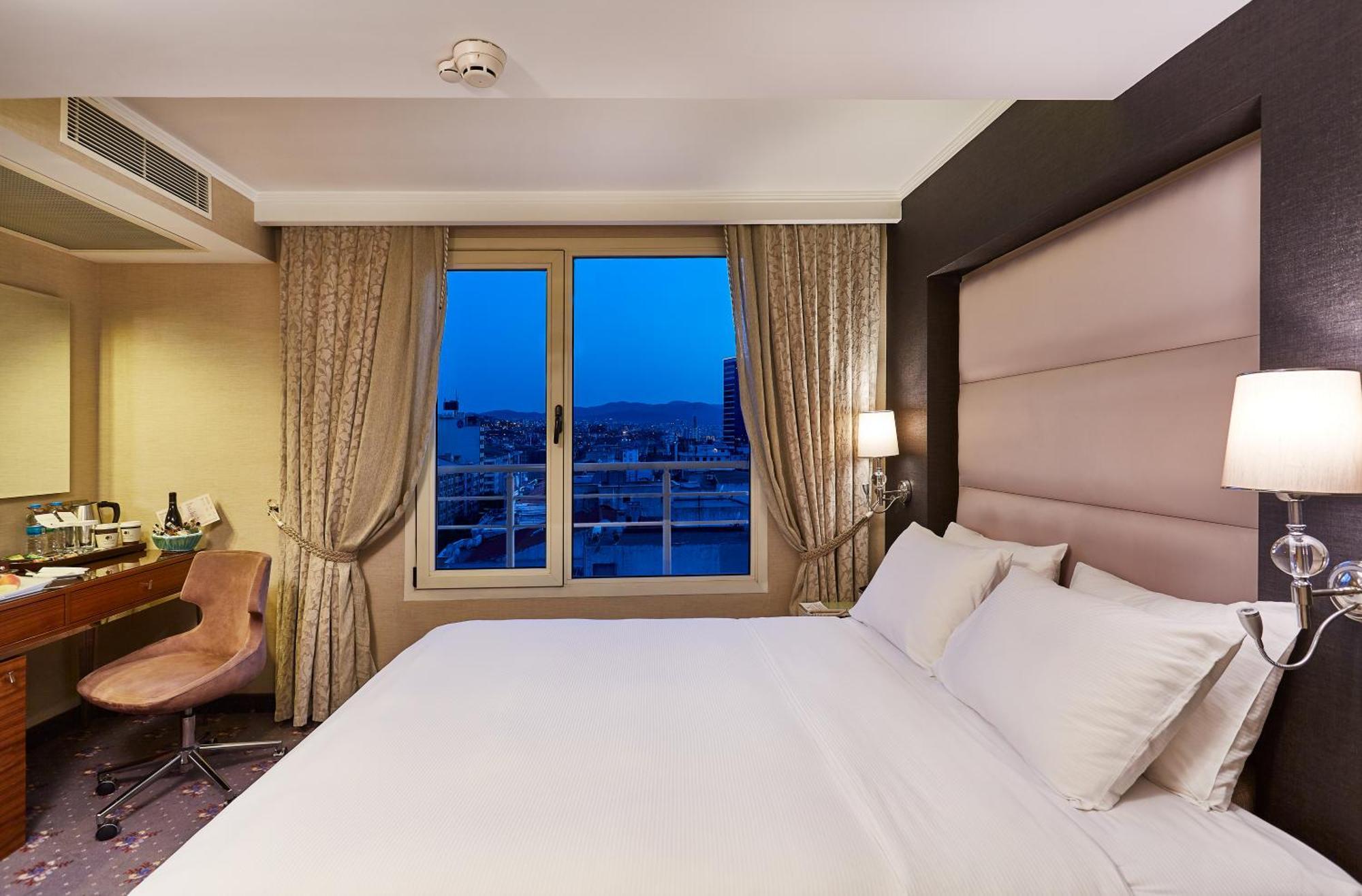 Doubletree By Hilton Izmir - Alsancak Hotell Eksteriør bilde