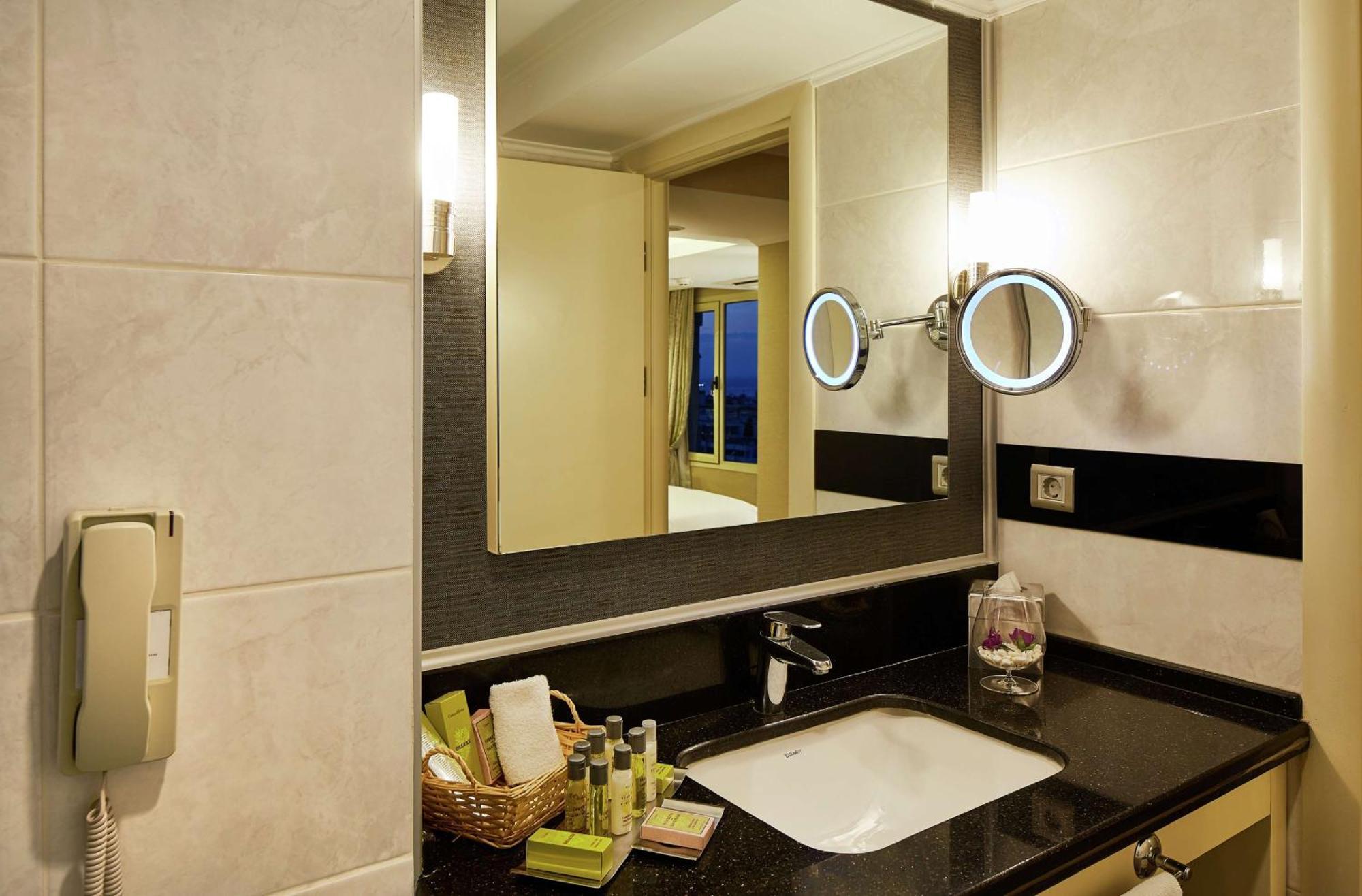 Doubletree By Hilton Izmir - Alsancak Hotell Eksteriør bilde