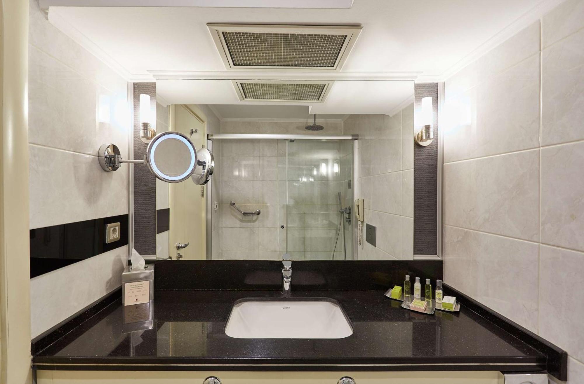 Doubletree By Hilton Izmir - Alsancak Hotell Eksteriør bilde