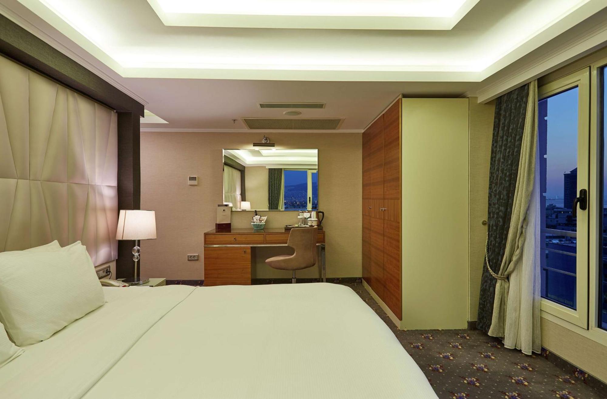 Doubletree By Hilton Izmir - Alsancak Hotell Eksteriør bilde