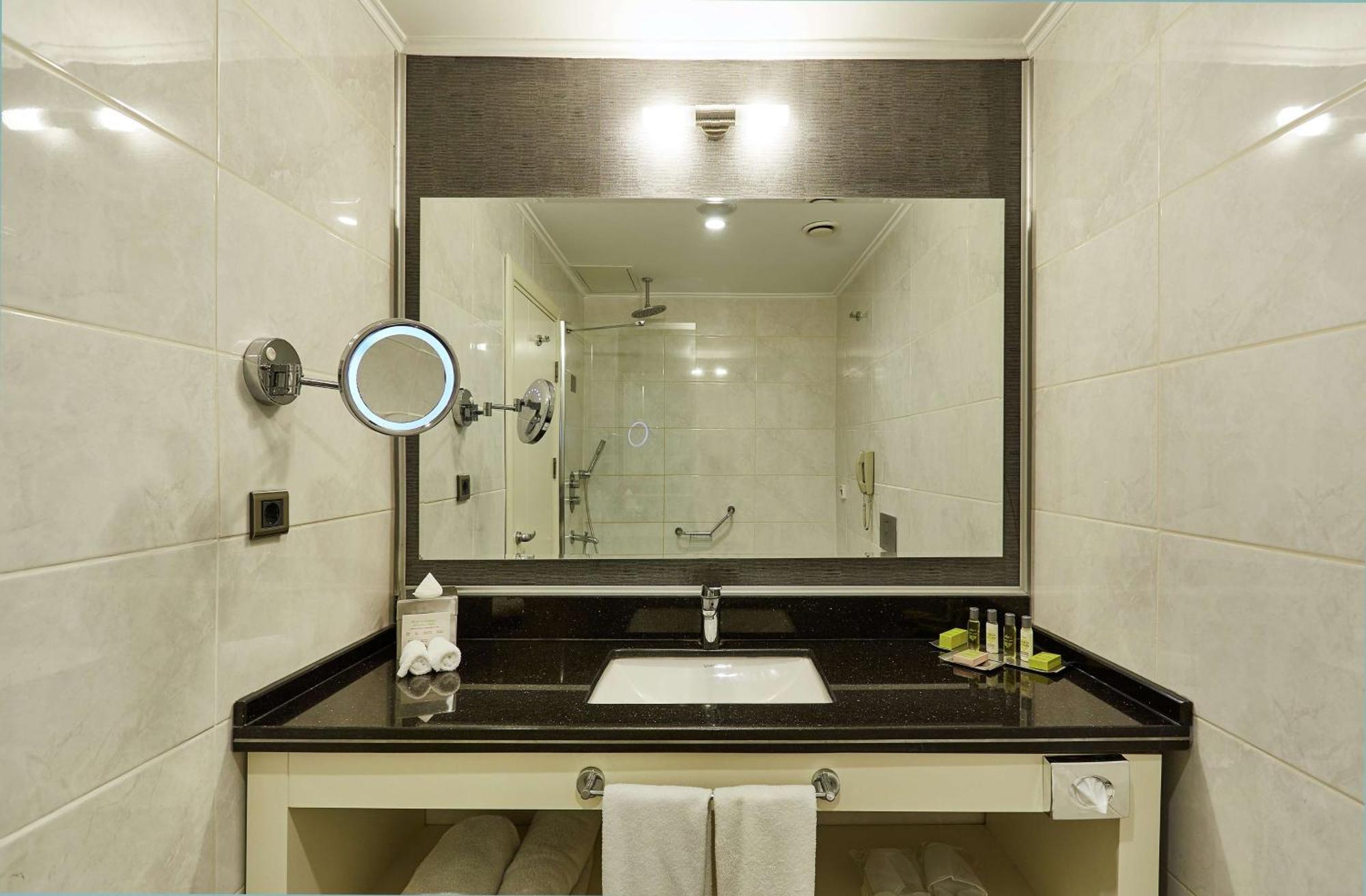 Doubletree By Hilton Izmir - Alsancak Hotell Eksteriør bilde